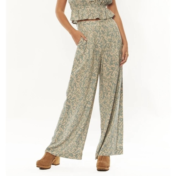 Amuse Society Pants - Amuse Society Jamie Pant Tropical Beach Vacation in Green/Cream Size Small